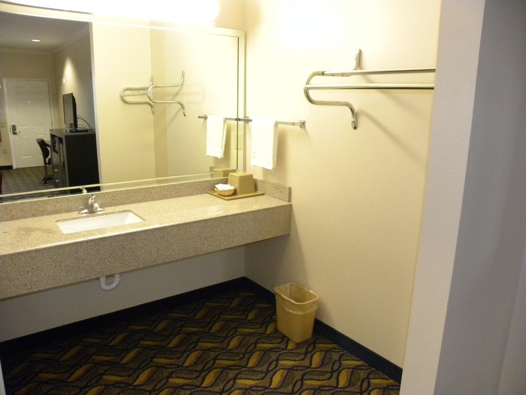 Palace Inn Kingwood Хамбл Номер фото